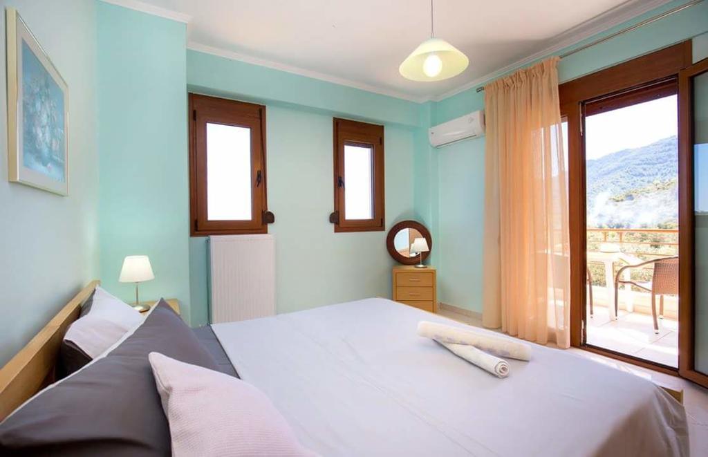 Aphrodite Villas Койнира Екстериор снимка